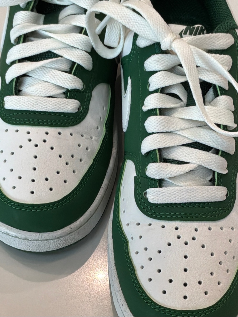 Nike Size 6 Women’s Low-Top Sneakers White Green Worn Trying On Minor Crease - Picture 15 of 16